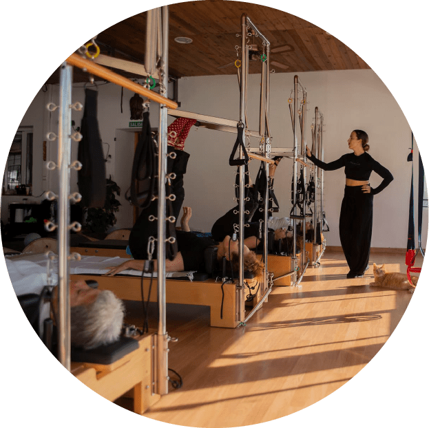 imagen de personas en una clase de pilates máquina