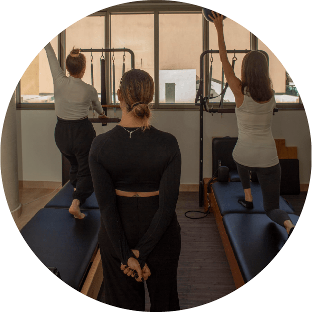 imagen de personas en una clase de pilates máquina