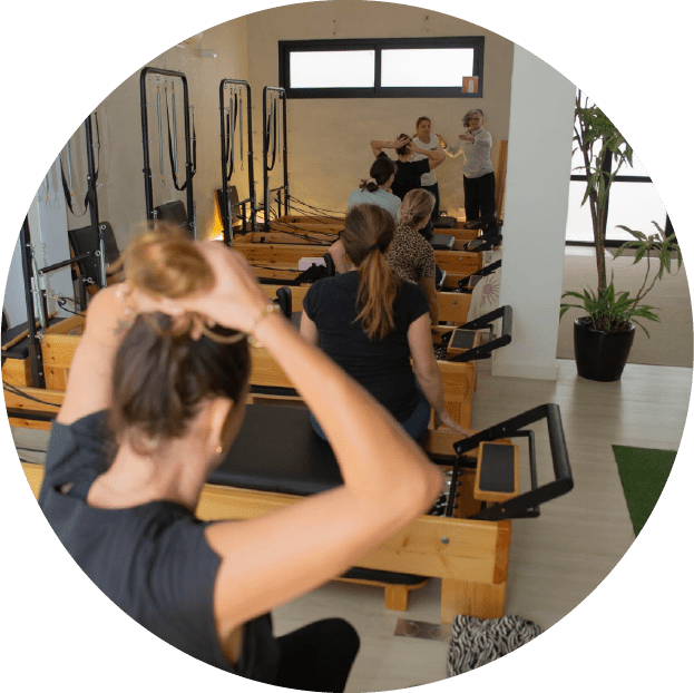 imagen de personas en una clase de pilates máquina