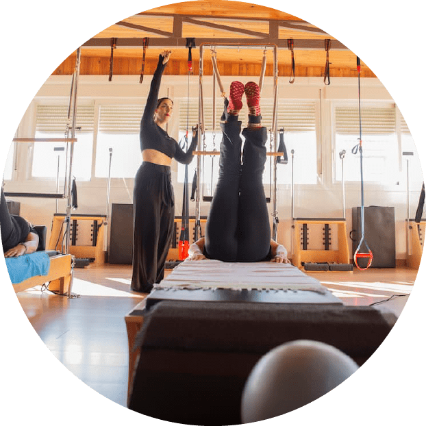 imagen de personas en una clase de pilates máquina