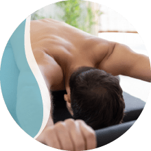 foto redonda persona haciendo pilates