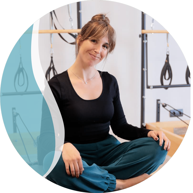 Foto de sheila sentada en una máquina de pilates