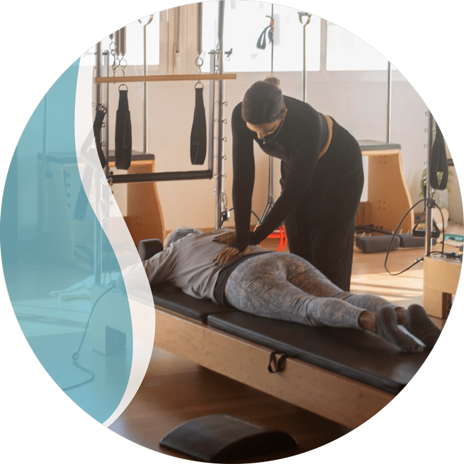 Sheila en una clase de pilates con su alumna
