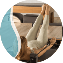 foto redonda persona haciendo pilates